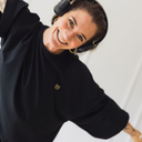 Frau die lacht, sie trägt das oversized shirt joy in der Farbe schwarz.
