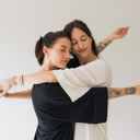 Zwei Frauen, die sich umarment. Eine trägt das oversized shirt love in der Farbe Ecru (ungefärbte Baumwolle). Die andere in der Farbe schwarz.
