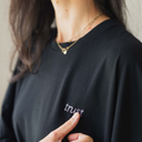 Der violette Stick vom oversized shirt trust in der Farbe schwarz.
