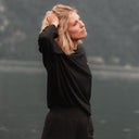 Sarah mit Blick zum Himmel