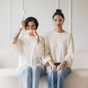 Zwei Frauen, die das oversized shirt joy in der Farbe ecru (ungefärbte Baumwolle) tragen. Eine Frau hat einen Schnorchel im Mund. Die Andere trägt eine Taucherbrille.